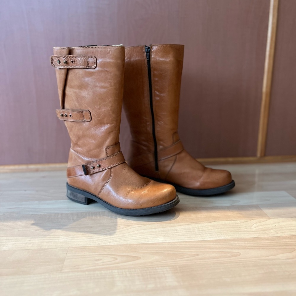 Eric Michaels tan calf length heeled boots